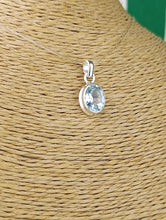 Cargar imagen en el visor de la galería, Colgante de Topacio Azul Plata
