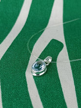 Cargar imagen en el visor de la galería, Colgante de Topacio Azul Plata
