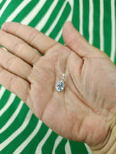 Cargar imagen en el visor de la galería, Colgante de Topacio Azul Plata
