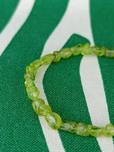 Cargar imagen en el visor de la galería, Pulsera Nuggets Peridoto u Olivino
