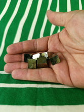 Cargar imagen en el visor de la galería, Pirita Cubica de Navaju 50 grs Pequeña

