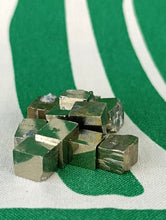 Cargar imagen en el visor de la galería, Pirita Cubica de Navaju 50 grs Mini
