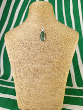Cargar imagen en el visor de la galería, Colgante Jade Verde Plata Mod. 3

