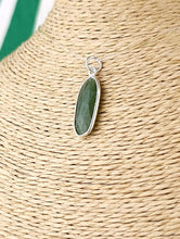 Cargar imagen en el visor de la galería, Colgante Jade Verde Plata Mod. 3
