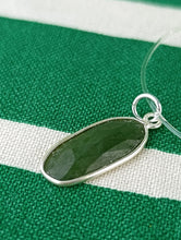 Cargar imagen en el visor de la galería, Colgante Jade Verde Plata Mod. 3
