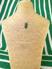 Cargar imagen en el visor de la galería, Colgante Jade Verde Plata Mod. 2
