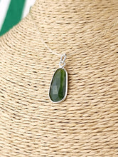 Cargar imagen en el visor de la galería, Colgante Jade Verde Plata Mod. 2
