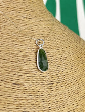 Cargar imagen en el visor de la galería, Colgante Jade Verde Plata Mod. 2
