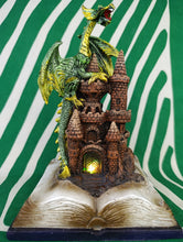 Cargar imagen en el visor de la galería, Figura Dragon con Libro y Luz
