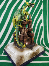 Cargar imagen en el visor de la galería, Figura Dragon con Libro y Luz
