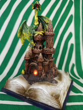 Cargar imagen en el visor de la galería, Figura Dragon con Libro y Luz
