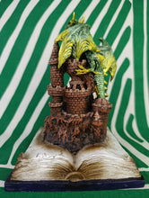 Cargar imagen en el visor de la galería, Figura Dragon con Libro y Luz

