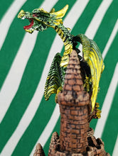 Cargar imagen en el visor de la galería, Figura Dragon con Libro y Luz
