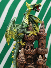 Cargar imagen en el visor de la galería, Figura Dragon con Libro y Luz

