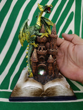 Cargar imagen en el visor de la galería, Figura Dragon con Libro y Luz
