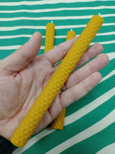 Cargar imagen en el visor de la galería, Vela Panal 20 x 2 cm
