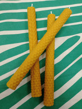 Cargar imagen en el visor de la galería, Vela Panal 20 x 2 cm
