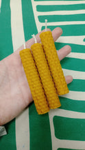 Cargar imagen en el visor de la galería, Vela Panal 10 x 2 cm
