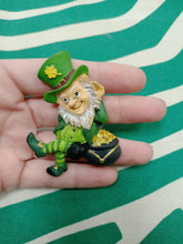 Cargar imagen en el visor de la galería, Iman Leprechaun Buena Suerte Olla Oro
