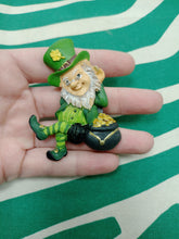 Cargar imagen en el visor de la galería, Iman Leprechaun Buena Suerte Olla Oro
