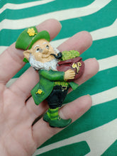 Cargar imagen en el visor de la galería, Iman Leprechaun Buena Suerte Saco Treboles
