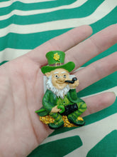 Cargar imagen en el visor de la galería, Iman Leprechaun Buena Suerte Sentado
