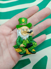 Cargar imagen en el visor de la galería, Iman Leprechaun Buena Suerte Sentado
