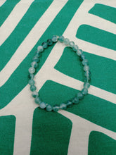 Cargar imagen en el visor de la galería, Pulsera Jade blanco y verde 6 mm
