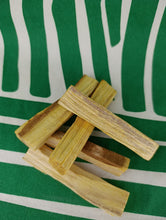 Cargar imagen en el visor de la galería, Madera natural de Palosanto 50 grs
