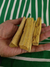Cargar imagen en el visor de la galería, Madera natural de Palosanto 50 grs
