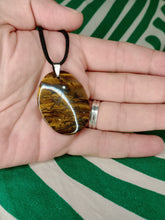 Cargar imagen en el visor de la galería, Colgante Ojo de Tigre Ovalado Mod. 3
