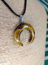 Cargar imagen en el visor de la galería, Colgante Ojo Tigre Media Luna Mod. 3
