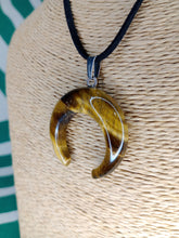 Cargar imagen en el visor de la galería, Colgante Ojo Tigre Media Luna Mod. 3
