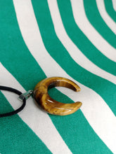 Cargar imagen en el visor de la galería, Colgante Ojo Tigre Media Luna Mod. 3
