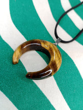 Cargar imagen en el visor de la galería, Colgante Ojo Tigre Media Luna Mod. 3
