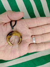 Cargar imagen en el visor de la galería, Colgante Ojo Tigre Media Luna Mod. 3
