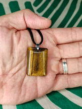 Cargar imagen en el visor de la galería, Colgante Ojo de Tigre Rectangular Mod. 3
