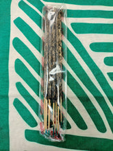 Cargar imagen en el visor de la galería, Incienso Madre Tierra de Palo Santo y Citronela

