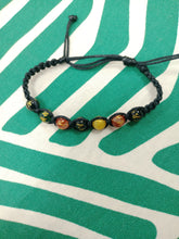 Cargar imagen en el visor de la galería, Pulsera Macrame OM MANI PADME HUM
