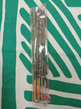 Cargar imagen en el visor de la galería, Incienso Madre Tierra de Palo Santo y Laurel
