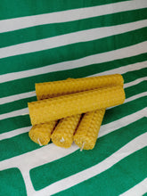 Cargar imagen en el visor de la galería, Vela Panal 10 x 2 cm
