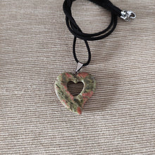 Cargar imagen en el visor de la galería, Colgante Jaspe Unakita Corazon Mod. 1
