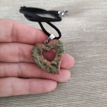 Cargar imagen en el visor de la galería, Colgante Jaspe Unakita Corazon Mod. 1
