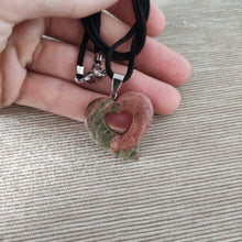 Cargar imagen en el visor de la galería, Colgante Jaspe Unakita Corazon Mod. 2
