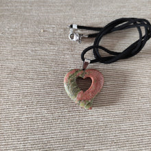 Cargar imagen en el visor de la galería, Colgante Jaspe Unakita Corazon Mod. 2
