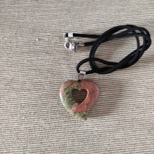 Cargar imagen en el visor de la galería, Colgante Jaspe Unakita Corazon Mod. 2
