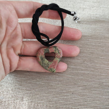Cargar imagen en el visor de la galería, Colgante Jaspe Unakita Corazon Mod. 3
