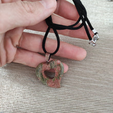 Cargar imagen en el visor de la galería, Colgante Jaspe Unakita Corazon Mod. 4
