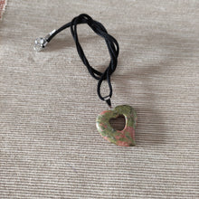 Cargar imagen en el visor de la galería, Colgante Jaspe Unakita Corazon Mod. 5
