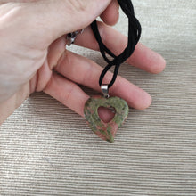 Cargar imagen en el visor de la galería, Colgante Jaspe Unakita Corazon Mod. 5
